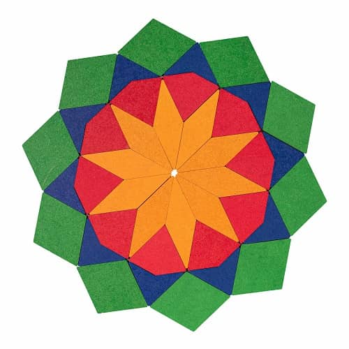 Mandala aus Holz aus geometrischen Holzformen