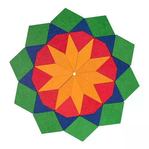 Mandala aus Holz aus geometrischen Holzformen