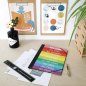 Preview: Klemmmappe Welcome Regenbogenmotiv auf dem Tisch