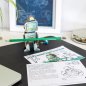 Preview: Roboter Ron-i hält einen Stift griffbereit auf dem Schreibtisch
