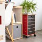 Preview: rote Runningbox neben dem Schreibtisch