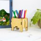 Preview: Löwe als Stiftebox von hinten auf dem Schreibtisch