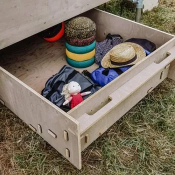Praktische Rollbox für Sommerhütte