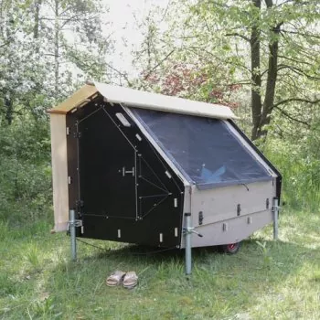 Gartenbett mit Mückenschutz