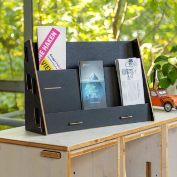 Flyerständer in schwarz mit Flyern