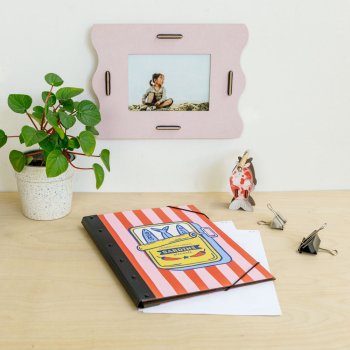 Preview: Gestreifte Mappe mit Sardinen-Druck