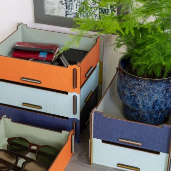 Stapelbare Aufbewahrungsboxen in modernen Farbkombinationen