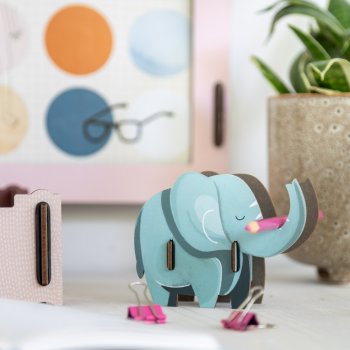 Preview: Elefant Emmi hält einen Stift griffbereit auf dem Schreibtisch