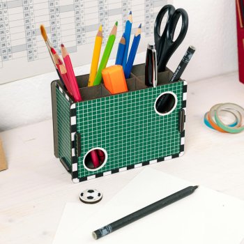 Torwand Stiftebox auf dem Schreibtisch mit Stiften gefüllt