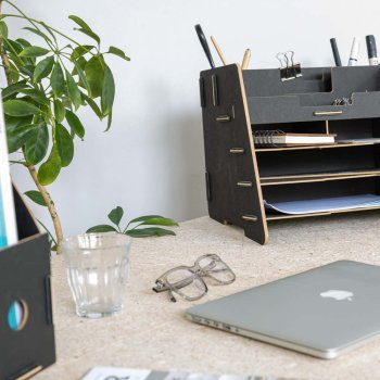 schwarzer Organizer auf dem Schreibtisch