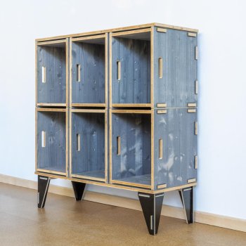 Sideboard aus grauen Fichtenkisten