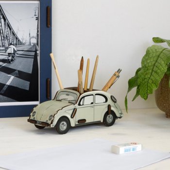 VW Käfer als Stiftebox in stilvollem beige