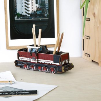 Diesellok als Stiftehalter
