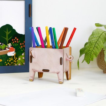 rosa Schwein als Stiftebox auf dem Schreibtisch
