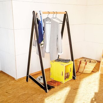 Kleiderständer aus Holz mit Kleidung