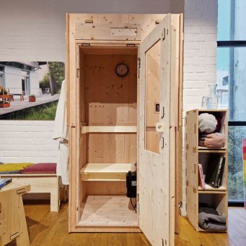 Indoor-Sauna mit Holztür