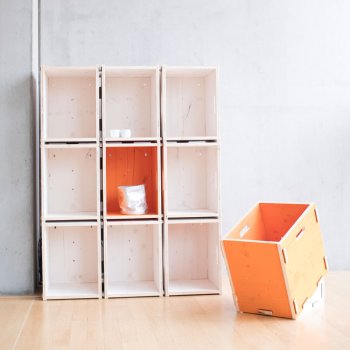 Regalwand aus weißen Werkboxen Regalsystem