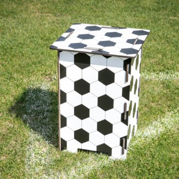 Hocker mit Fußballmuster