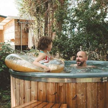 Wellness Glamping mit Badezuber und Sauna im destinature Dorf in Hitzacker