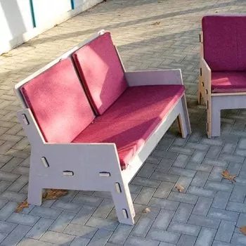 Modernes Holzsofa als Loungemöbel für die Terrasse
