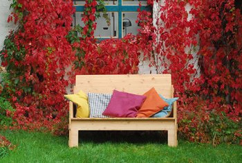 Herbstlicher Garten mit Gartenbank und nachhaltigen Kissen von WERKHAUS