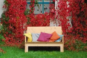 Herbstlicher Garten mit Gartenbank und nachhaltigen Kissen von WERKHAUS
