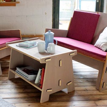 Moderner Lounge- und Couchtisch aus Holz mit Ablage und Fach von WERKHAUS