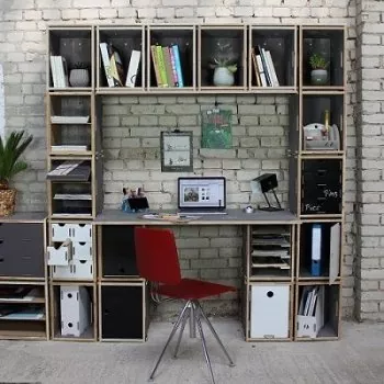 Schreibtisch mit Regal aus Holzkisten | WERKBOX Beispiel