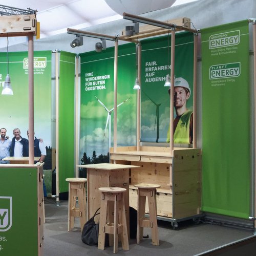 Messetisch mit Hockern aus Holz