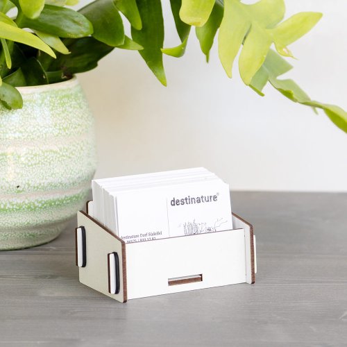 weißer Visitenkartenhalter mit Visitenkarten bestückt