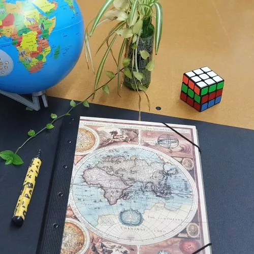 Klemmmappe alte Weltkarte auf einem Schreibtisch