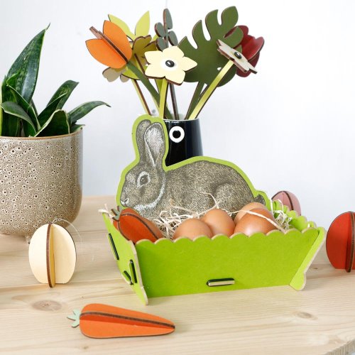 Osternest vor dem Blumenstrauß aus Holz