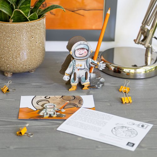 Astronautin Nora aus der Stiftebuddy-Serie mit eigener Geschichte und Persönlichkeit