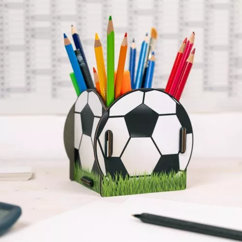 Stiftebox in Form eines Fußballs auf einem Schreibtisch