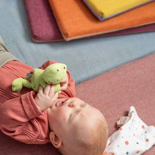 Baby auf Polstermatte