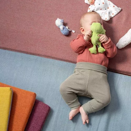 Farbvarianten der Spielmatte blau und beere für Kinder