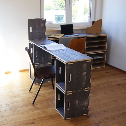 selbstgebauter Schreibtisch aus Werkboxen und 4er Regalboden