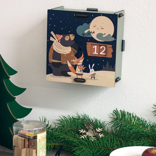 Adventskalender an der Wand befestigt
