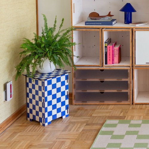 Schachbrett in blau auf einem Sitzhocker