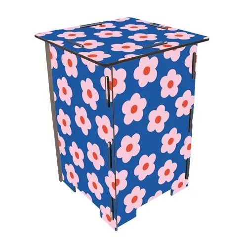 rosa blaue Blumen auf Hocker