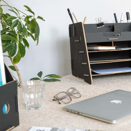 schwarzer Organizer auf dem Schreibtisch