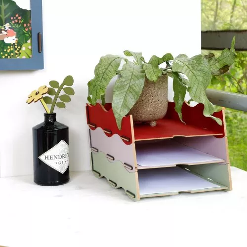 Ablageboxen gestapelt in verschiedenen Farben