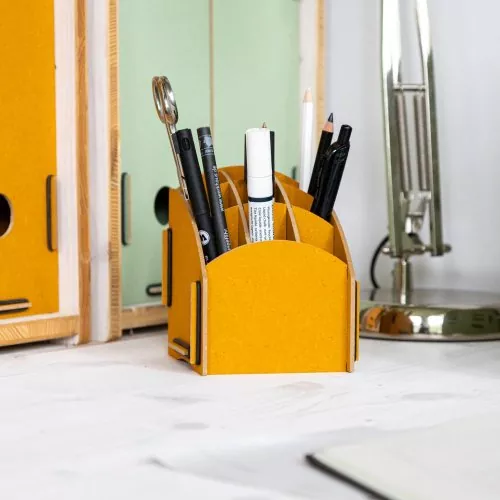 Stiftehalter in gelb auf dem Schreibtisch