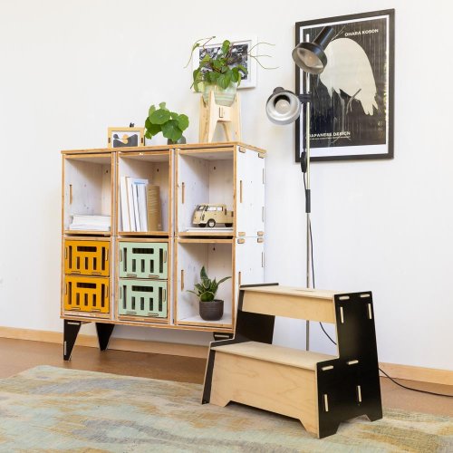 Sideboard mit Aufbewahrungskörben und Fußhocker