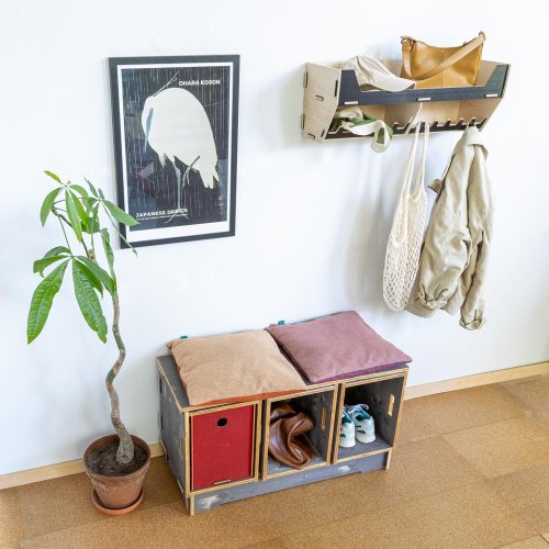 Stabile Holzbank in grau mit Deko