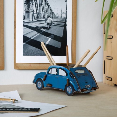 blauer Oldtimer als Stiftehalter