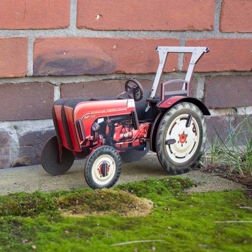 Trecker Porsche als Stiftebox draußen