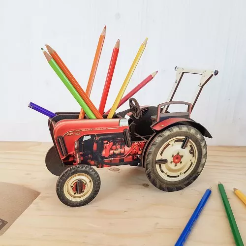 Porsche Traktor auf dem Schreibtisch als Stiftebox