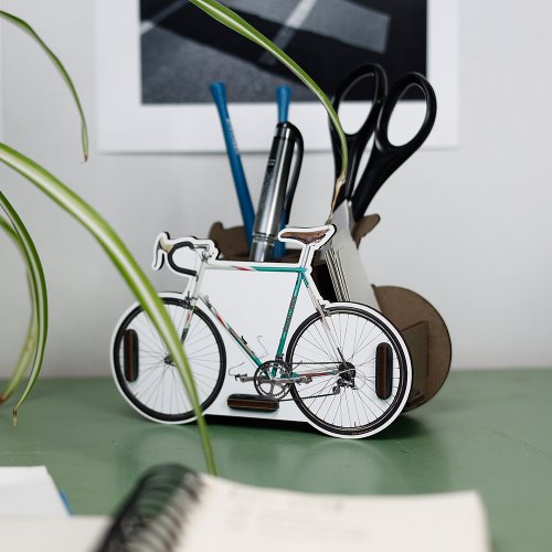 Rennrad als Stiftebox auf dem Schreibtisch