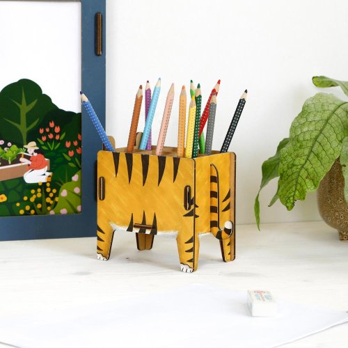 Stiftebox Tiger von hinten auf dem Schreibtisch